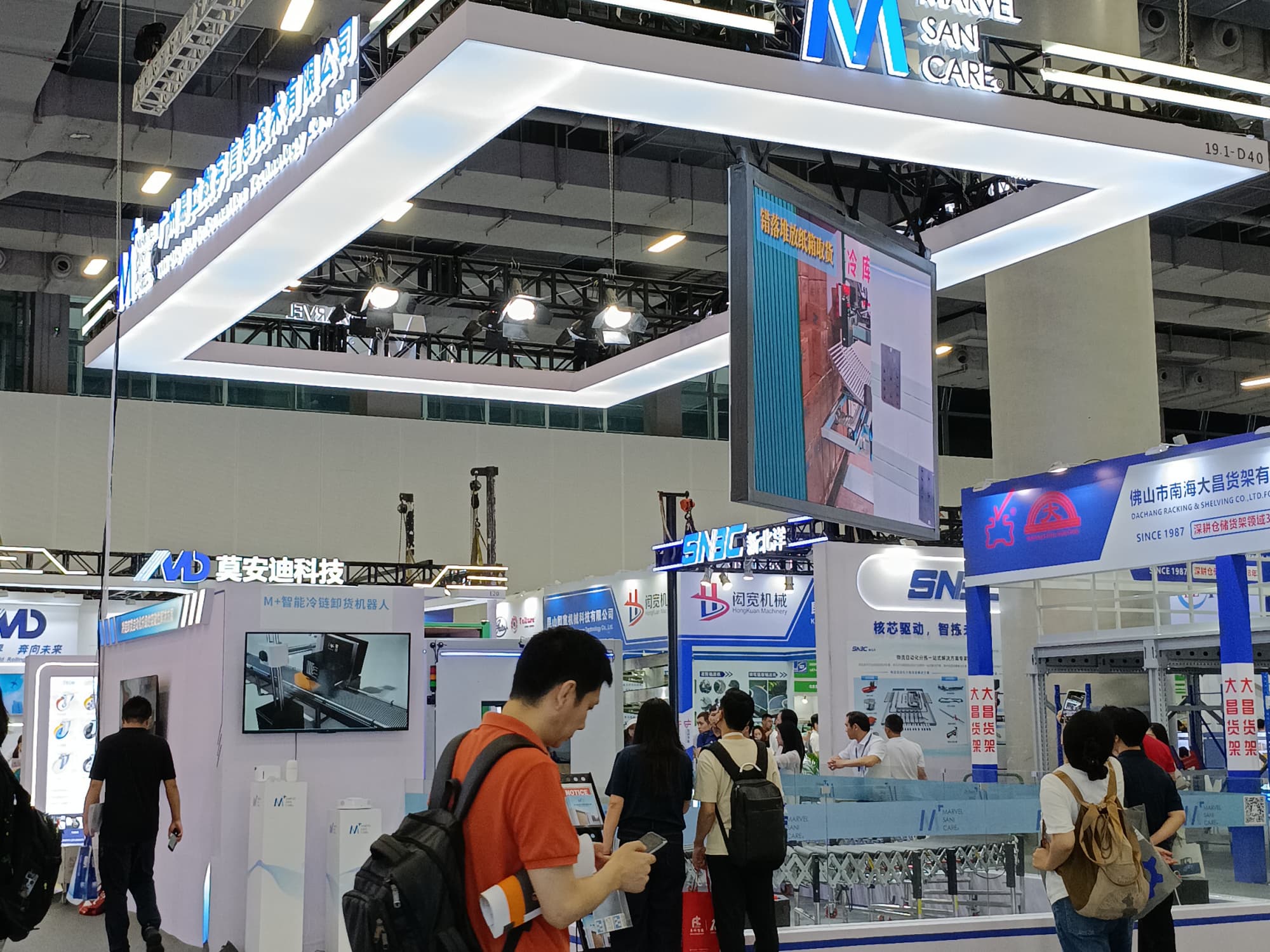 別讓普通展臺(tái)拖后腿！廣州機(jī)器人展科技感設(shè)計(jì)攻略