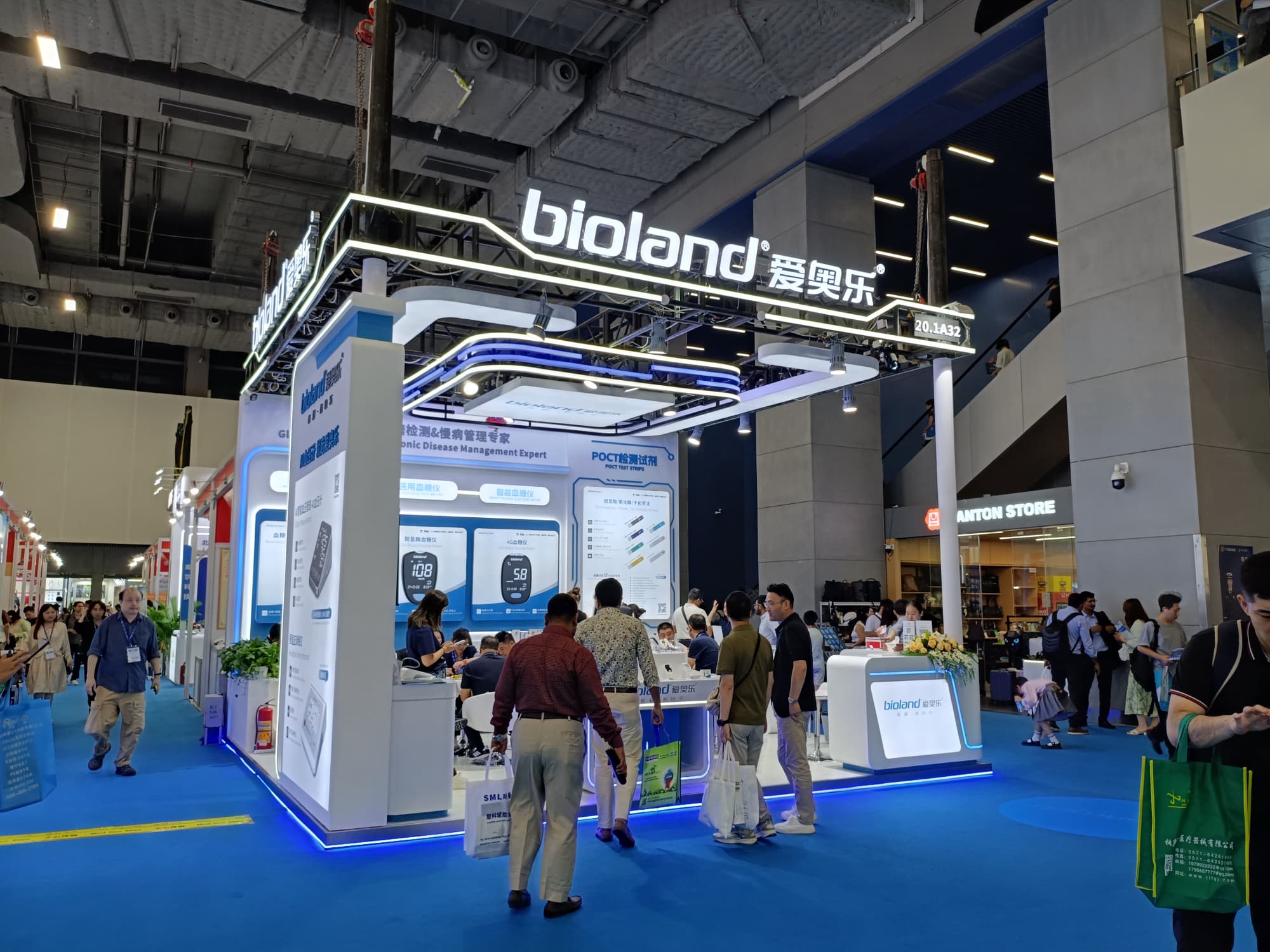 華南口腔展特裝展臺預(yù)算怎么花？這樣設(shè)計性價比最高