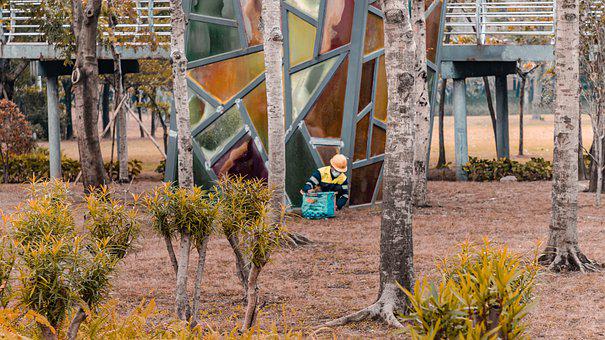 百華鞋業(yè)|如何為環(huán)衛(wèi)工人挑選適合的勞保鞋，勞保用品廠家來教您！