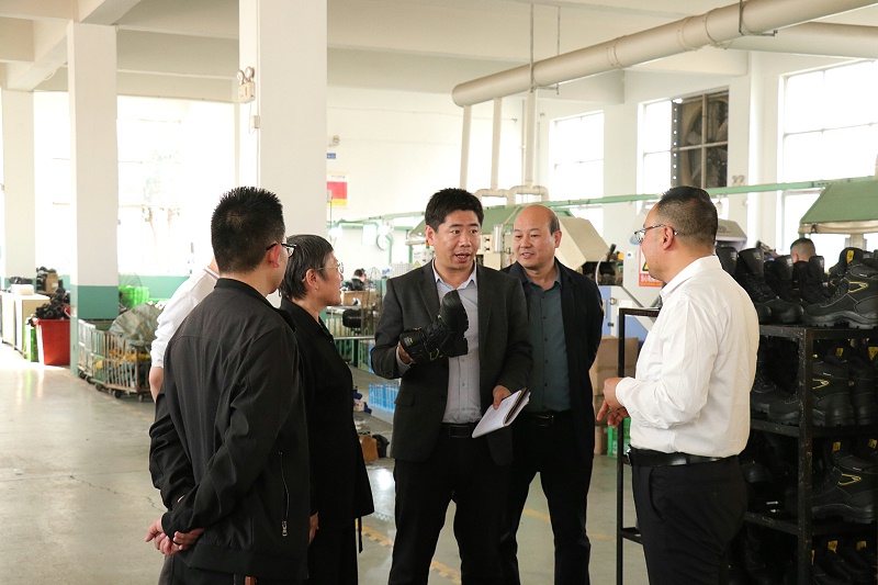 資訊|臨沂市商務(wù)局黨組成員、副局長莊金才一行蒞臨百華鞋業(yè)調(diào)研指導(dǎo)