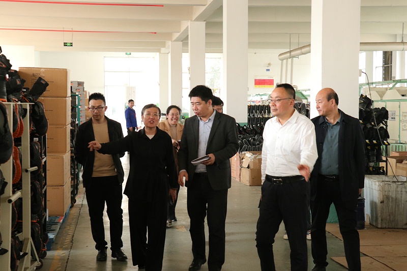 資訊|臨沂市商務(wù)局黨組成員、副局長莊金才一行蒞臨百華鞋業(yè)調(diào)研指導(dǎo)