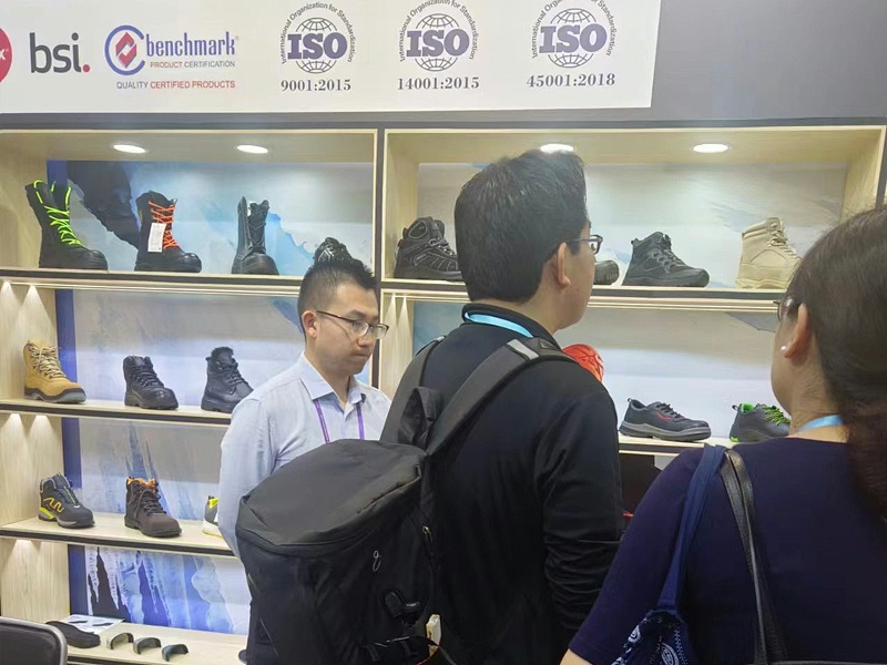 展會進行時|百華鞋業(yè)亮相第135屆中國進出口商品交易會（廣交會）三期，展會現(xiàn)場人氣爆棚！