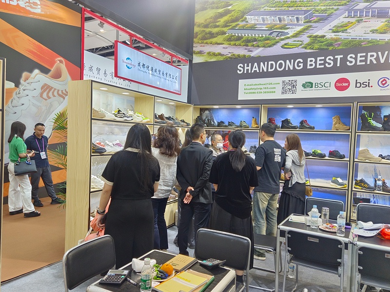 展會進行時|百華鞋業(yè)亮相第135屆中國進出口商品交易會（廣交會）三期，展會現(xiàn)場人氣爆棚！
