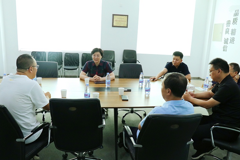 臨沂市工信局黨組書記、局長(zhǎng)王林艷一行蒞臨百華鞋業(yè)調(diào)研指導(dǎo)