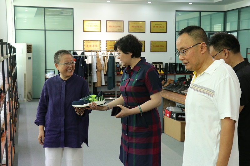 臨沂市工信局黨組書記、局長(zhǎng)王林艷一行蒞臨百華鞋業(yè)調(diào)研指導(dǎo)