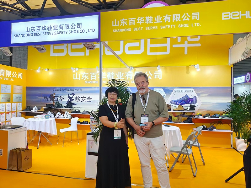 2025摩登中國國際鞋包服飾時尚展現場來了，百華鞋業展位現場人氣爆棚！