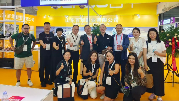 2025摩登中國國際鞋包服飾時(shí)尚展現(xiàn)場來了，百華鞋業(yè)展位現(xiàn)場人氣爆棚！