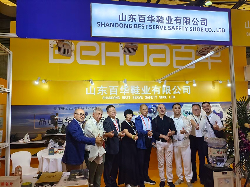 2025摩登中國國際鞋包服飾時尚展現場來了，百華鞋業展位現場人氣爆棚！