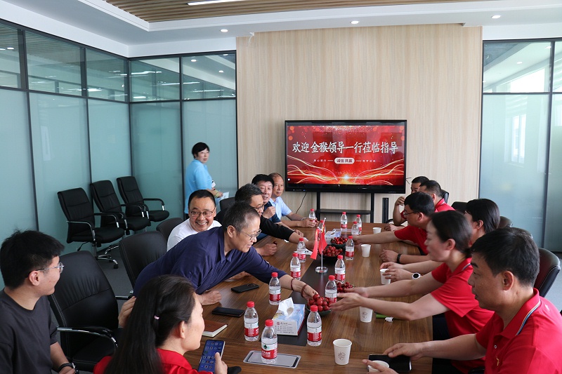 縣中小企業局領導與金猴集團一行蒞臨百華鞋業參觀