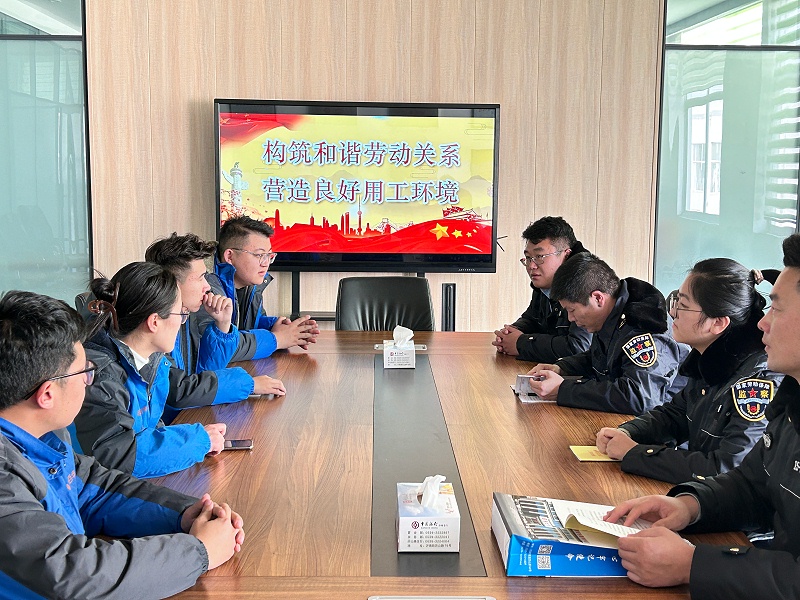 百華鞋業(yè)開展“構(gòu)筑和諧勞動關(guān)系，營造良好用工環(huán)境”宣傳