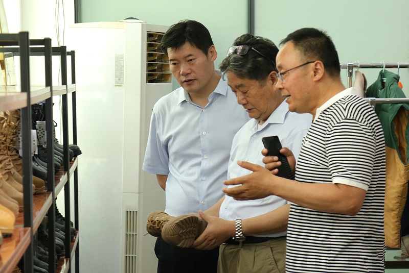 山東省貿促會黨組成員、副會長劉曉江一行蒞臨百華鞋業調研指導