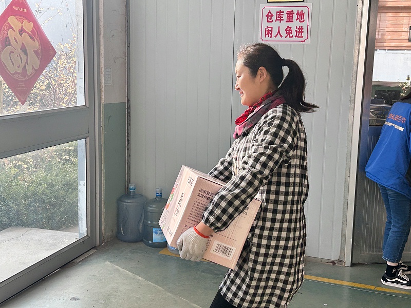 情系員工 | 百華鞋業(yè)為女職工發(fā)放“三八”暖心福利